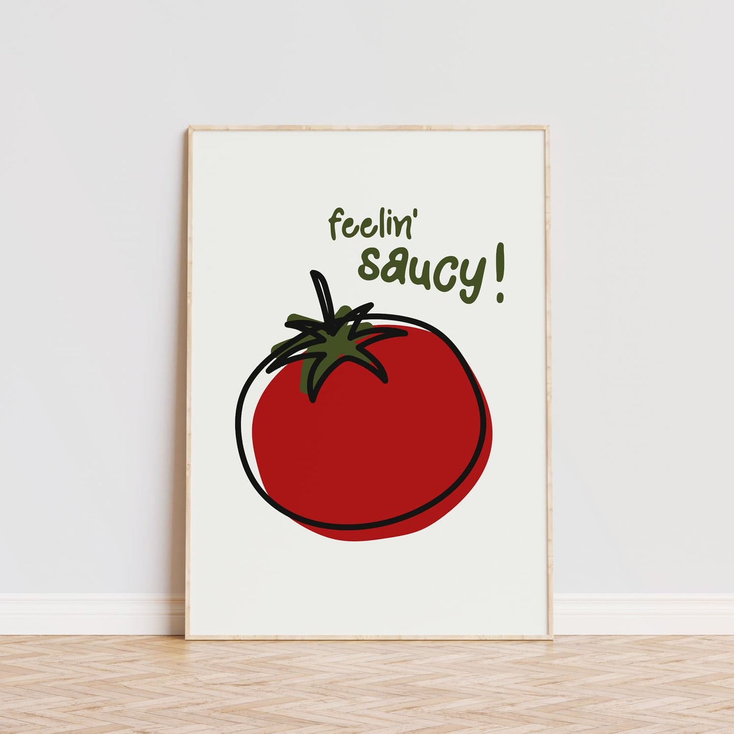 Divertida lámina decorativa con la ilustración de un tomate rojo vibrante, rodeado por un borde negro, con tallo verde y el texto 'Feelin' saucy!' en tipografía manuscrita verde oliva. Fondo blanco minimalista que resalta el diseño fresco, perfecto para añadir un toque de humor y estilo a cocinas, restaurantes o espacios gastronómicos. Ideal para chefs, cocineros aficionados o amantes de la comida italiana. Disponible en diferentes tamaños y opciones de color.