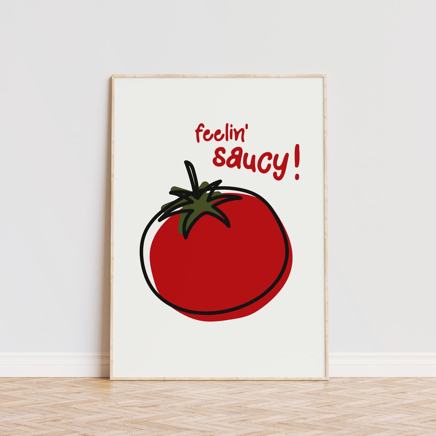 Divertida lámina decorativa con la ilustración de un tomate rojo vibrante, rodeado por un borde negro, con tallo verde y el texto 'Feelin' saucy!' en tipografía manuscrita rojo vibrante. Fondo blanco minimalista que resalta el diseño fresco, perfecto para añadir un toque de humor y estilo a cocinas, restaurantes o espacios gastronómicos. Ideal para chefs, cocineros aficionados o amantes de la comida italiana. Disponible en diferentes tamaños y opciones de color.