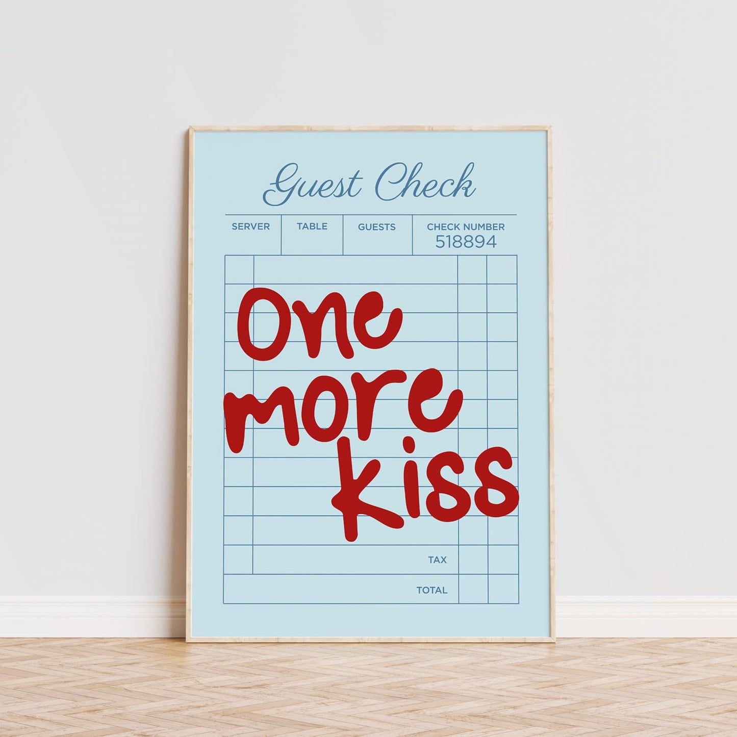 Esta lámina decorativa, inspirada en un ticket de restaurante, destaca con la frase 'One more kiss' en grandes letras manuscritas de color rojo vibrante, creando contraste sobre un fondo azul suave. El diseño atrevido y moderno del póster es ideal para quienes buscan convertir una pared en una expresión artística llena de vida y es ideal para añadir un toque romántico. Para agregar una sensación relajada y creativa, la tipografía informal combina estilo y sentimiento para embellecer cocinas y comedores.