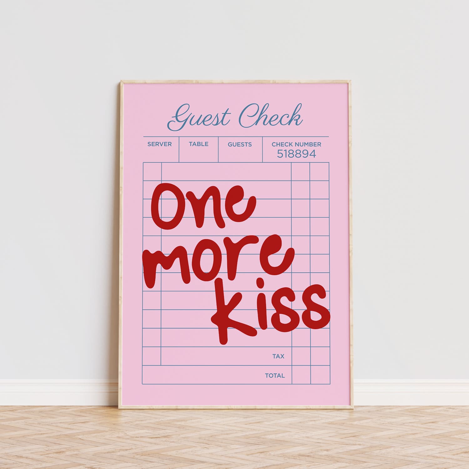 Esta lámina decorativa, inspirada en un ticket de restaurante, destaca con la frase 'One more kiss' en grandes letras manuscritas de color rojo vibrante, creando un contraste atractivo sobre un fondo rosa suave. Perfecta para añadir un toque romántico y original a cualquier espacio, su diseño atrevido y moderno es ideal para quienes buscan transformar una pared en una expresión artística llena de vida. La tipografía informal aporta una sensación relajada y creativa, fusionando estilo y sentimiento para embe