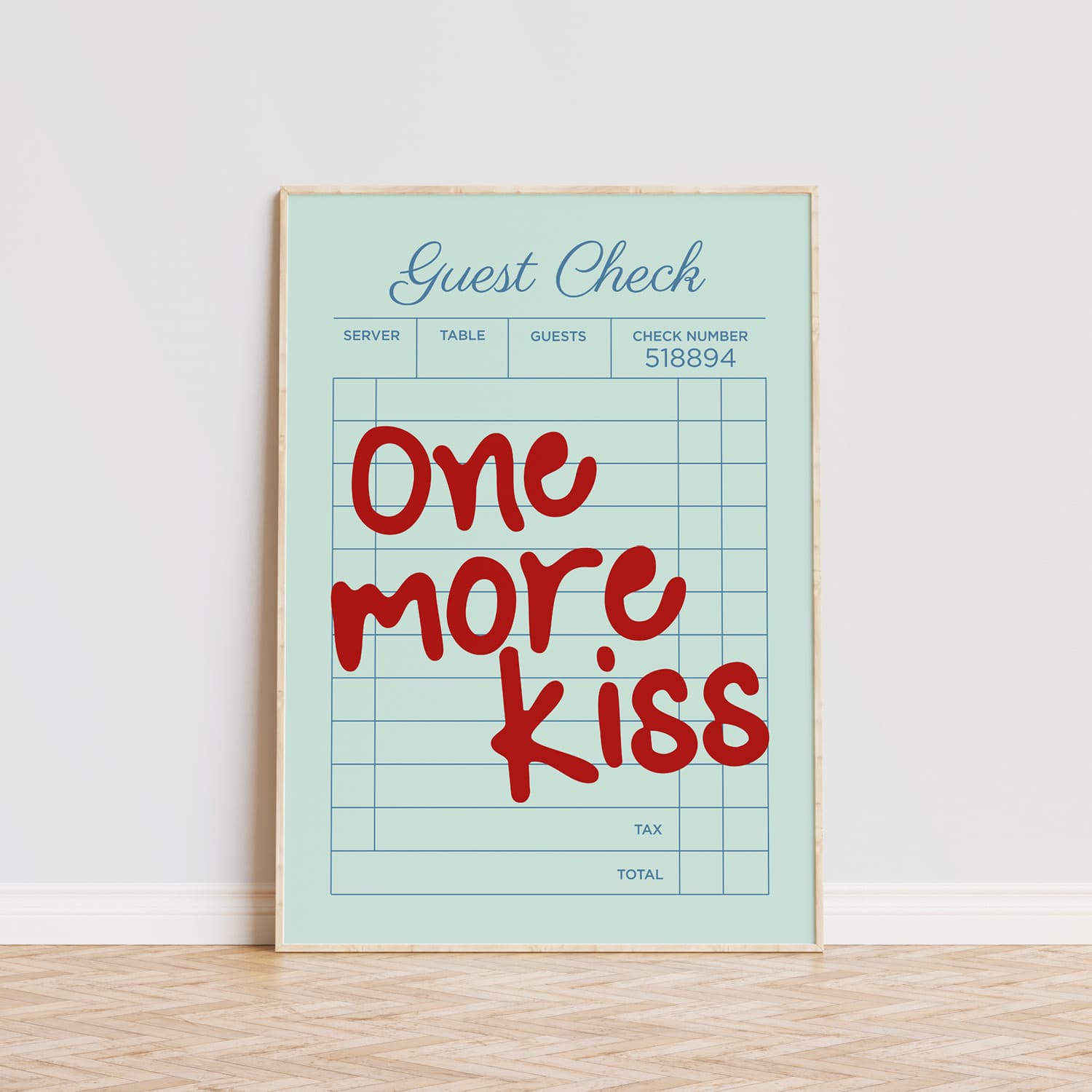 Esta lámina decorativa, inspirada en un ticket de restaurante, destaca con la frase 'One more kiss' en grandes letras manuscritas de color rojo vibrante, creando contraste sobre un fondo verde pastel. El diseño atrevido y moderno del póster es ideal para quienes buscan convertir una pared en una expresión artística llena de vida y es ideal para añadir un toque romántico. Para agregar una sensación relajada y creativa, la tipografía informal combina estilo y sentimiento para embellecer cocinas y comedores.