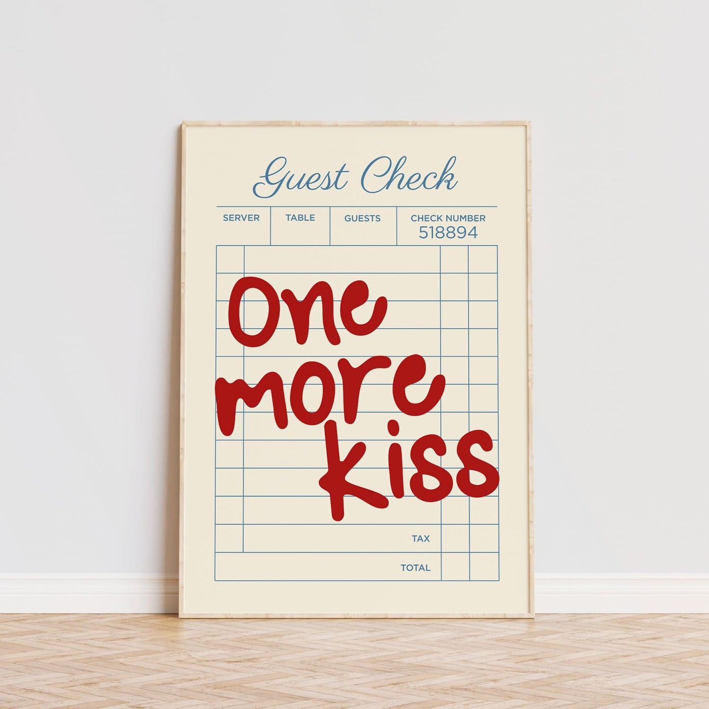 Esta lámina decorativa, inspirada en un ticket de restaurante, destaca con la frase 'One more kiss' en grandes letras manuscritas de color rojo vibrante, creando contraste sobre un fondo amarillo suave. El diseño atrevido y moderno del póster es ideal para quienes buscan convertir una pared en una expresión artística llena de vida y es ideal para añadir un toque romántico. Para agregar una sensación relajada y creativa, la tipografía informal combina estilo y sentimiento para embellecer cocinas y comedores.