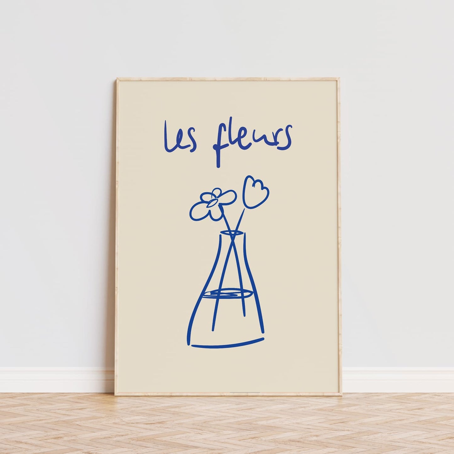 Lámina decorativa minimalista con un dibujo en azul de dos flores sencillas dentro de un florero estilizado, acompañado del texto en francés 'Les fleurs' en tipografía manuscrita, todo sobre un fondo beige suave. Este diseño elegante y moderno es ideal para decorar espacios como salas de estar, dormitorios o estudios, aportando un toque artístico y poético. Perfecto para amantes del arte sencillo y la decoración con inspiración francesa. Disponible en varios tamaños y colores.