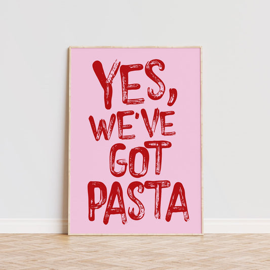 Lámina decorativa personalizada con texto 'Yes, we've got pasta' en fondo rosa con tipografía roja estilo pincel. Póster moderno y divertido, ideal para decorar cocinas o comedores. Perfecto para amantes de la pasta y la comida italiana. Disponible en varios colores de fondo y tipografía. Decoración original para el hogar o restaurantes.