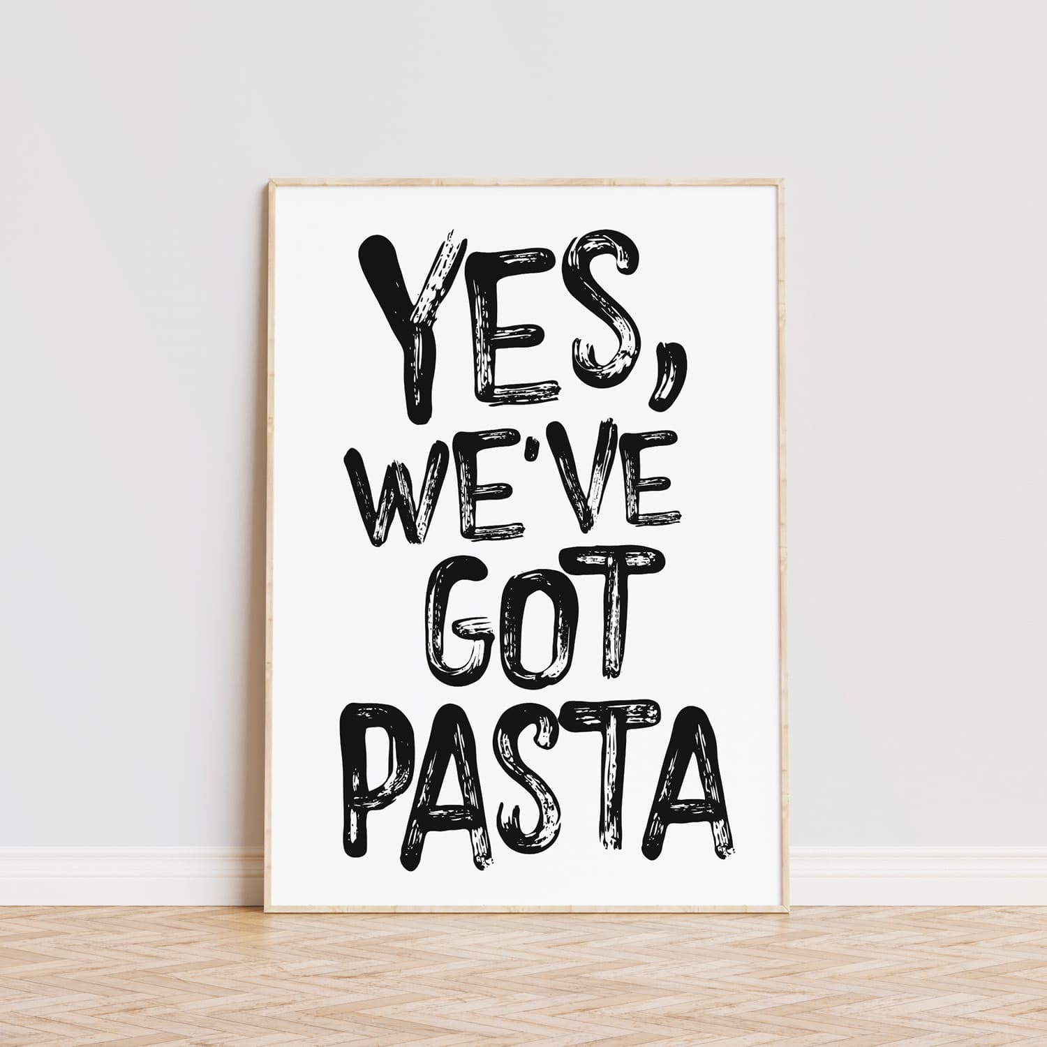 Lámina decorativa personalizada con texto 'Yes, we've got pasta' en fondo blanco con tipografía negra estilo pincel. Póster moderno y divertido, ideal para decorar cocinas o comedores. Perfecto para amantes de la pasta y la comida italiana. Disponible en varios colores de fondo y tipografía. Decoración original ideal para el hogar o restaurantes.