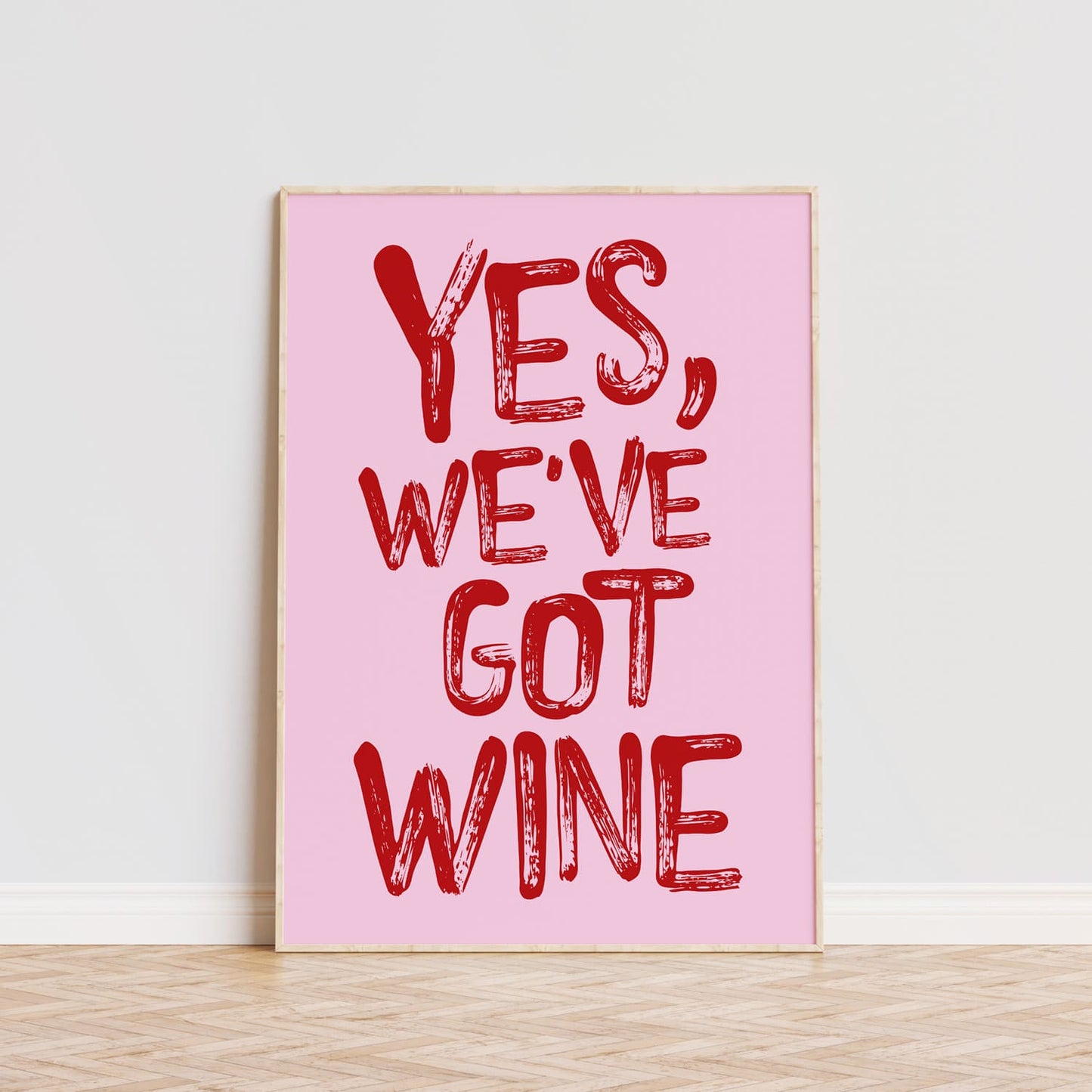 Lámina decorativa personalizada con texto 'Yes, we've got wine' en fondo rosa con tipografía roja estilo pincel. Póster moderno y minimalista, ideal para decorar bares, cocinas o espacios sociales. Disponible en varios colores. Regalo original para amantes del vino y la decoración.