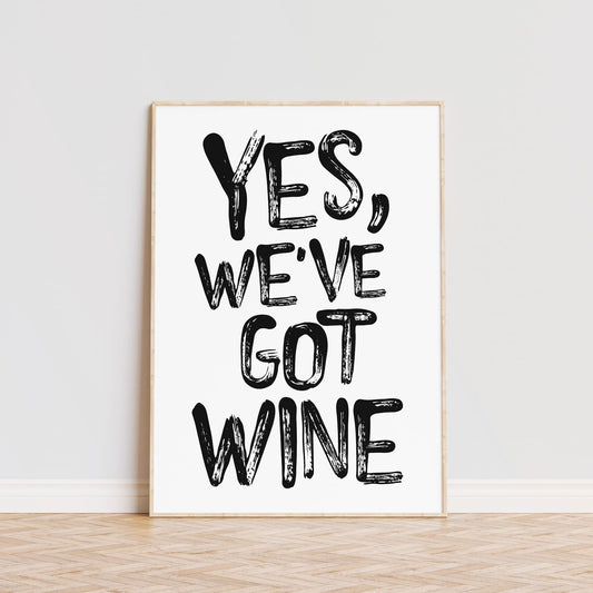 Lámina decorativa personalizada con texto 'Yes, we've got wine' en fondo blanco con tipografía negra estilo pincel. Póster moderno y minimalista, ideal para decorar bares, cocinas o espacios sociales. Disponible en varios colores. Regalo original para amantes del vino y la decoración.