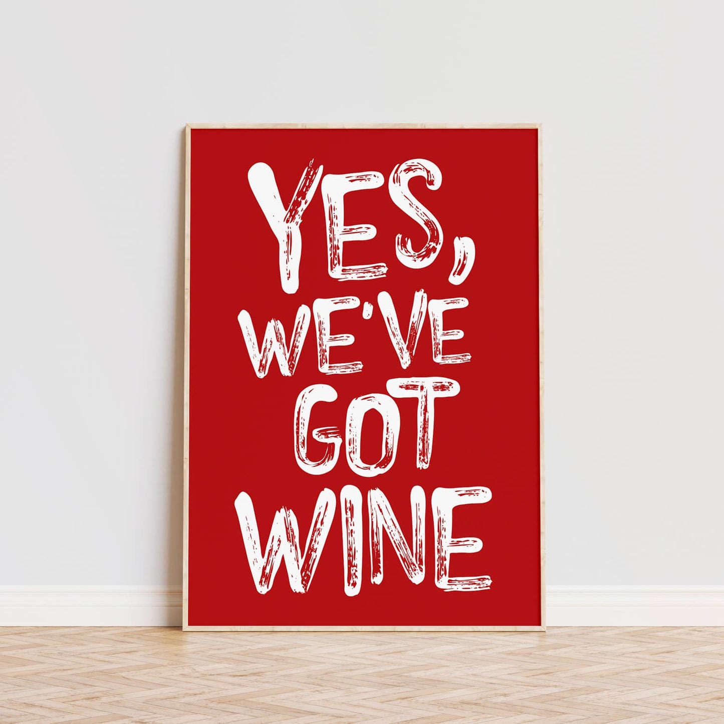 Lámina decorativa personalizada con texto `Yes, we've got wine' en fondo rojo. Póster moderno ideal para cocina o bar, decoración original con frases divertidas sobre vino. Tipografía blanca estilo pincel. Regalo perfecto para amantes del vino y la decoración.