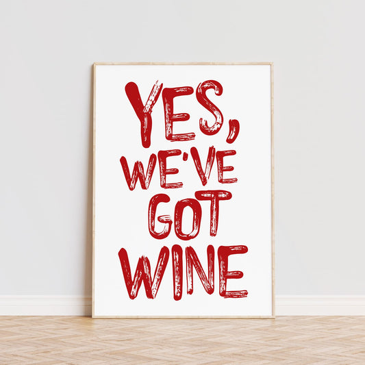 Lámina decorativa personalizada con texto 'Yes, we've got wine' en fondo blanco con tipografía roja estilo pincel. Póster moderno y minimalista, ideal para decorar bares, cocinas o espacios sociales. Disponible en varios colores. Regalo original para amantes del vino y la decoración.